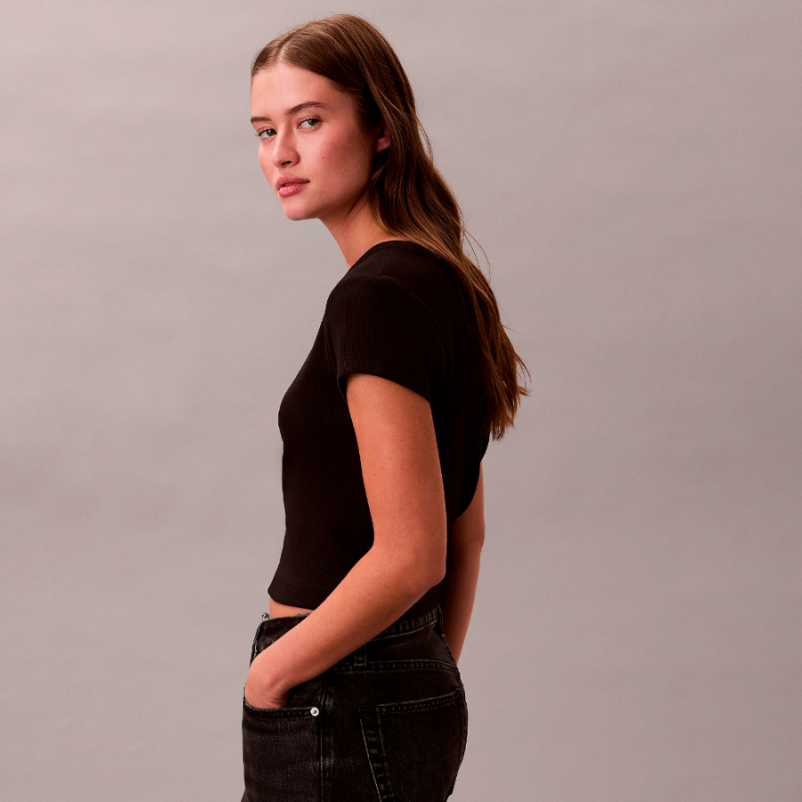 schmal-geschnittenes-geripptes-baumwoll-t-shirt-mit-logo