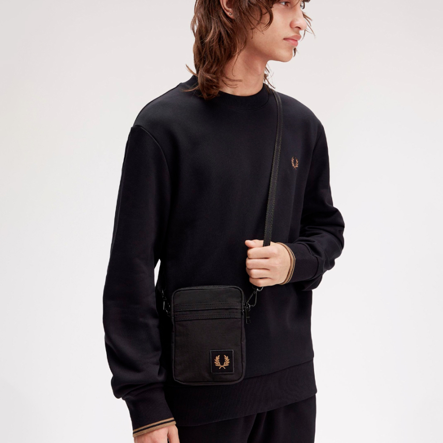 bolsa-de-ombro-em-nylon-com-emblema