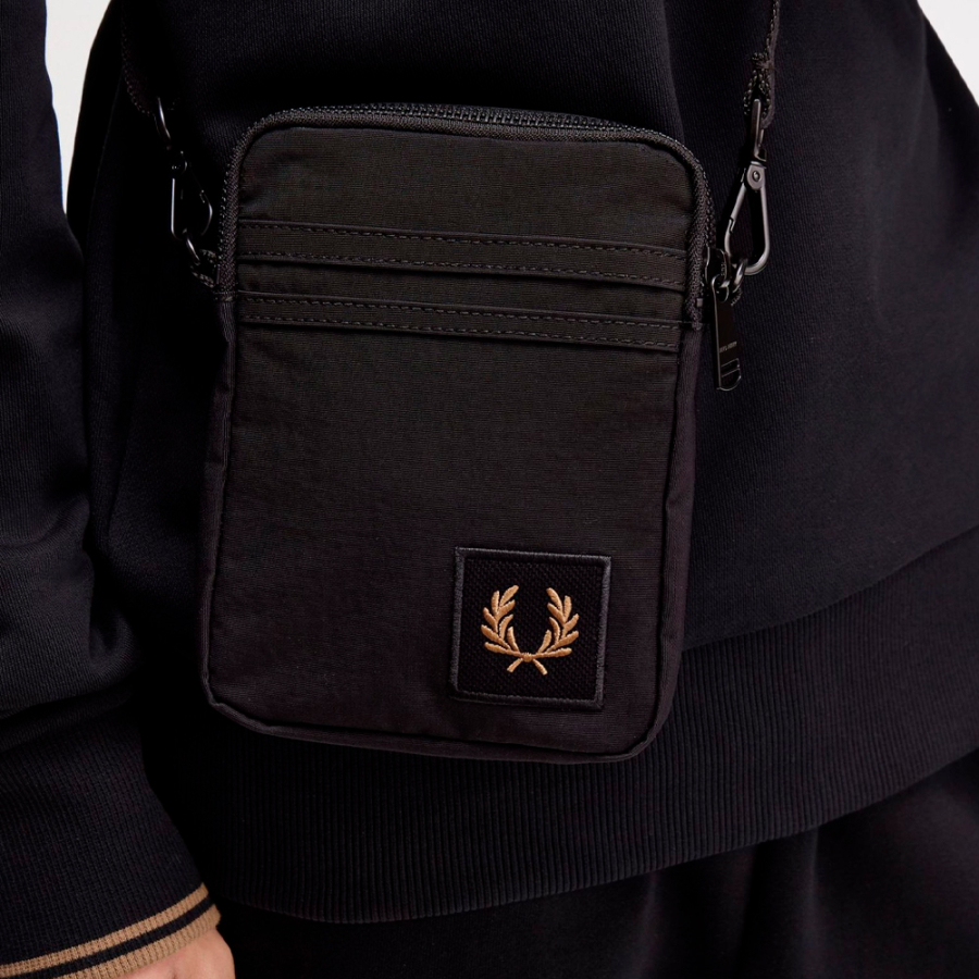 nylon-schultertasche-mit-abzeichen nylon-schultertasche-mit-abzeichen