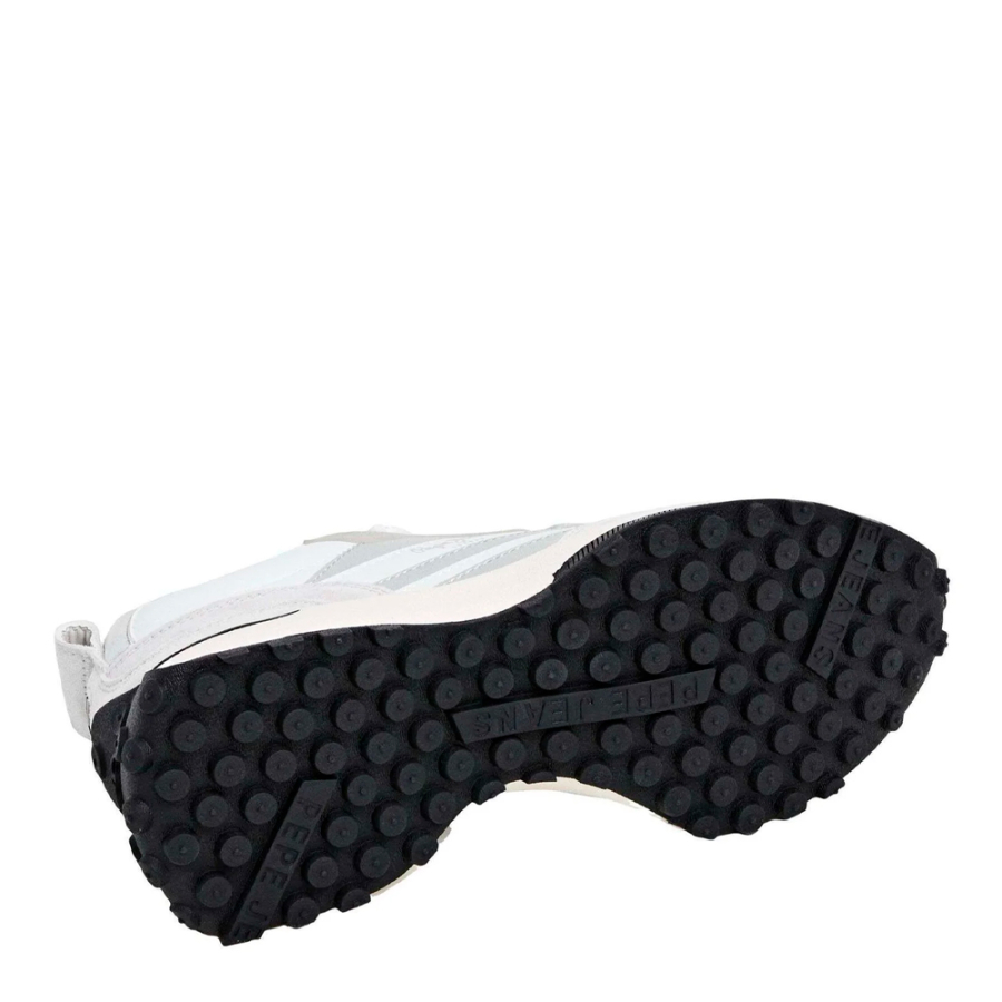 baskets-avec-details-en-daim