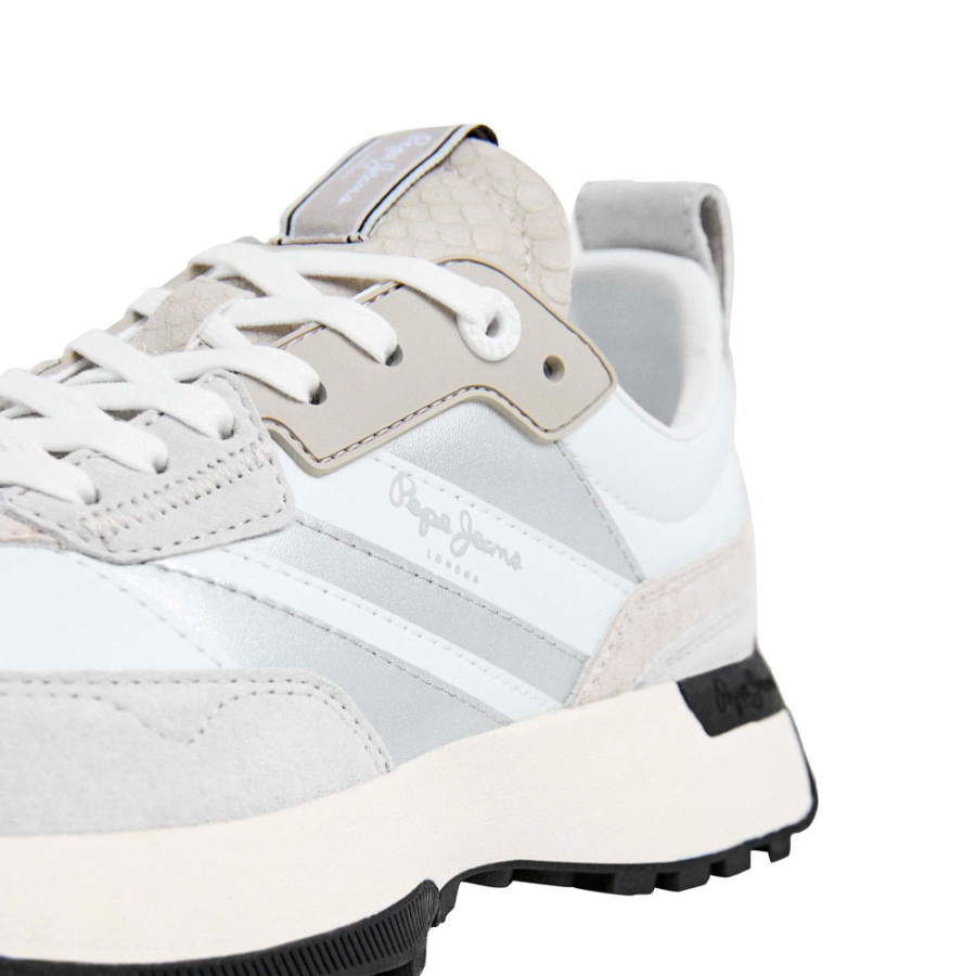 baskets-avec-details-en-daim