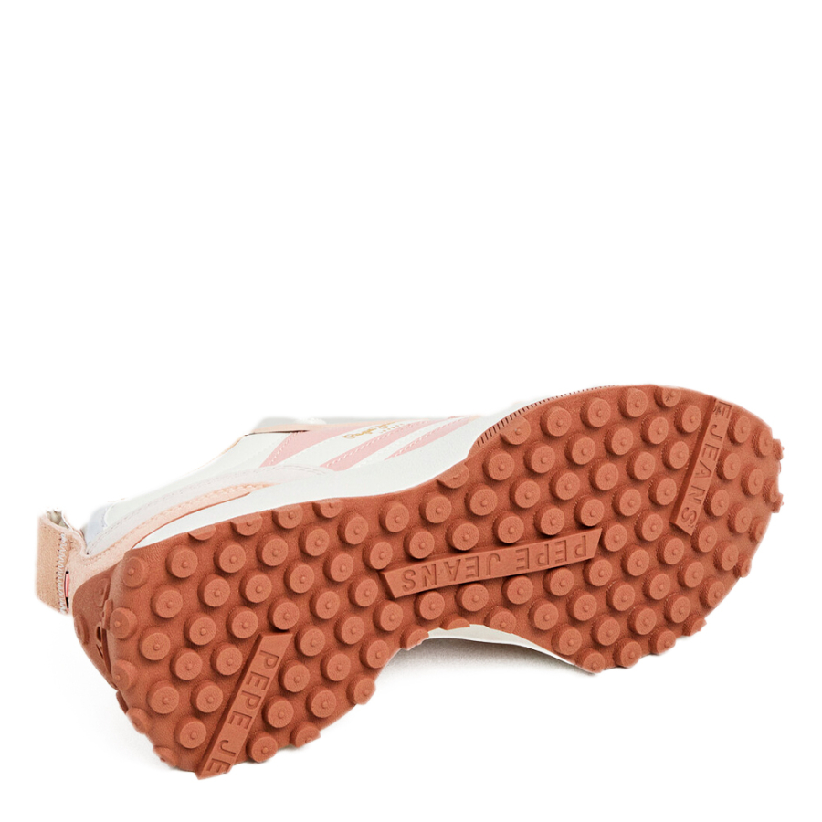 tenis-com-detalhes-em-camurca