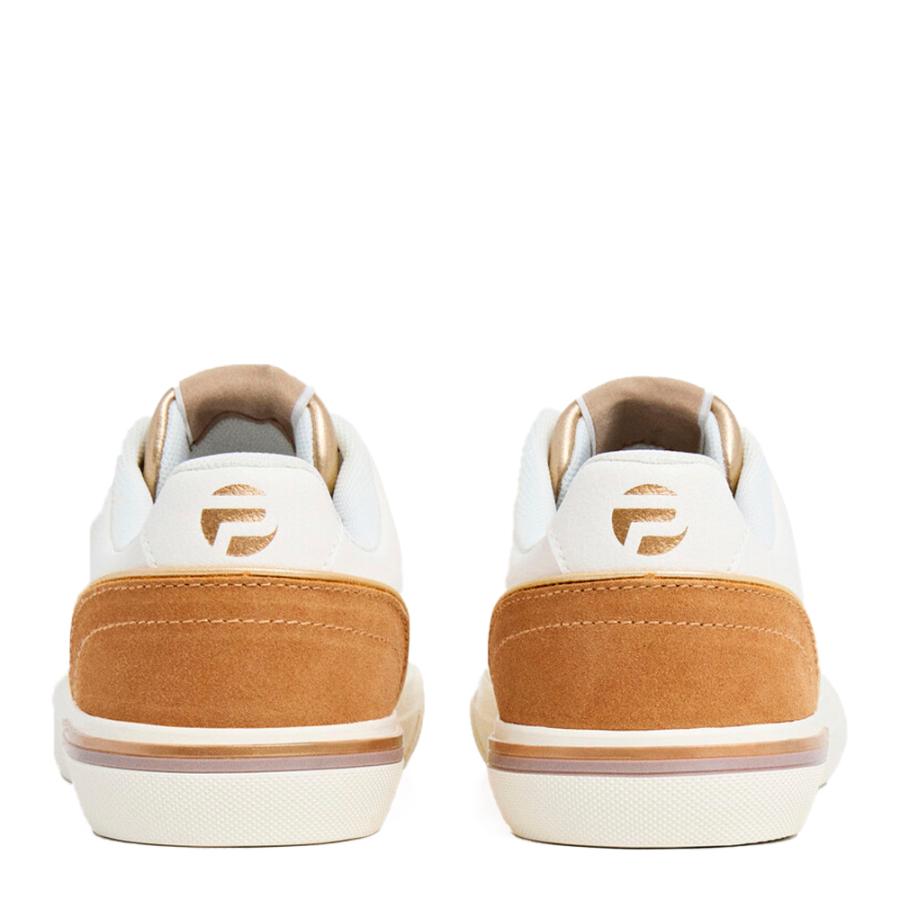 zapatillas-clasicas-con-detalles-en-ante