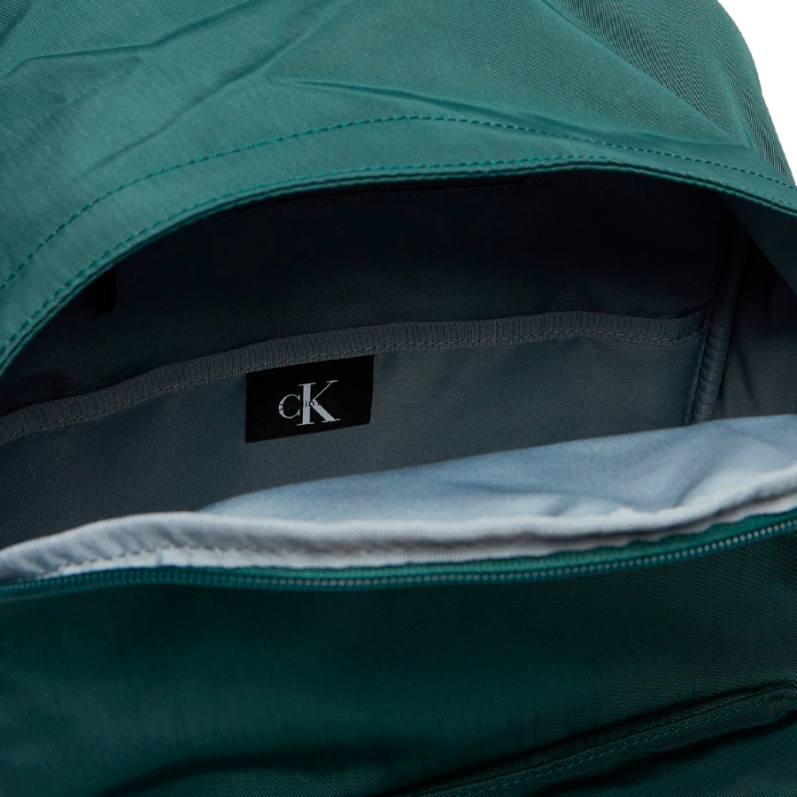 mochila-de-nylon-com-logotipo-monogramado