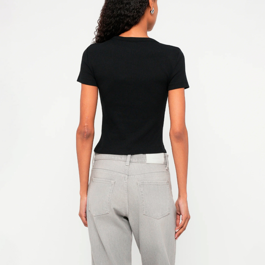 t-shirt-avec-des-paillettes-dans-le-logo