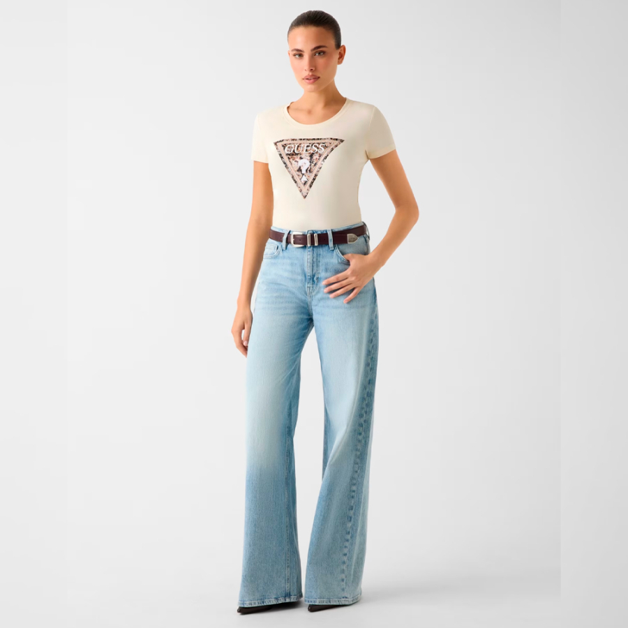 camiseta-con-logo-de-triangulo