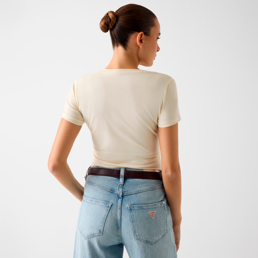 t-shirt-avec-logo-triangulaire