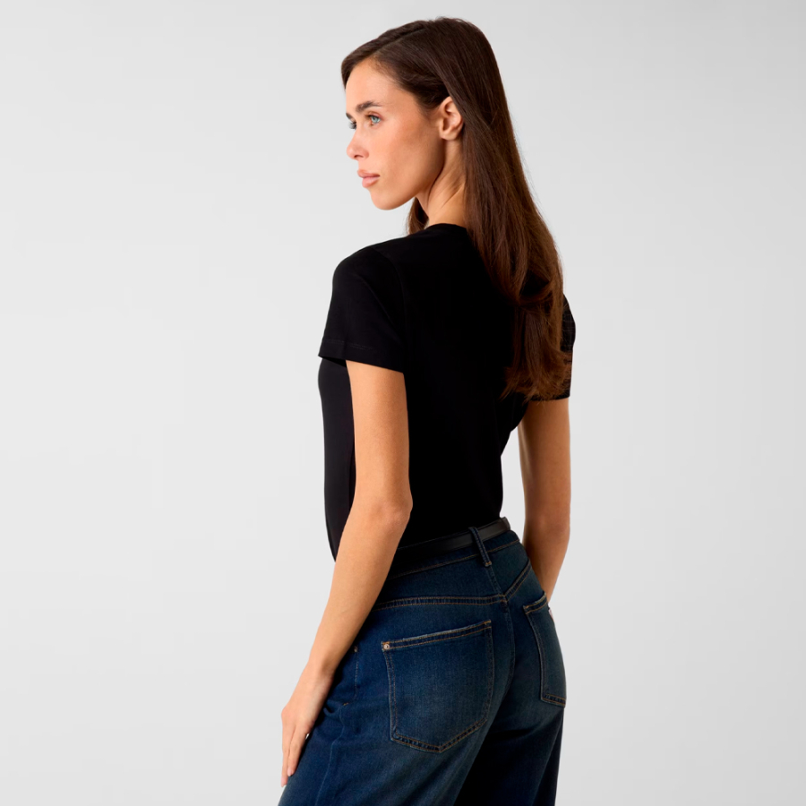 maglietta-con-logo-triangolare