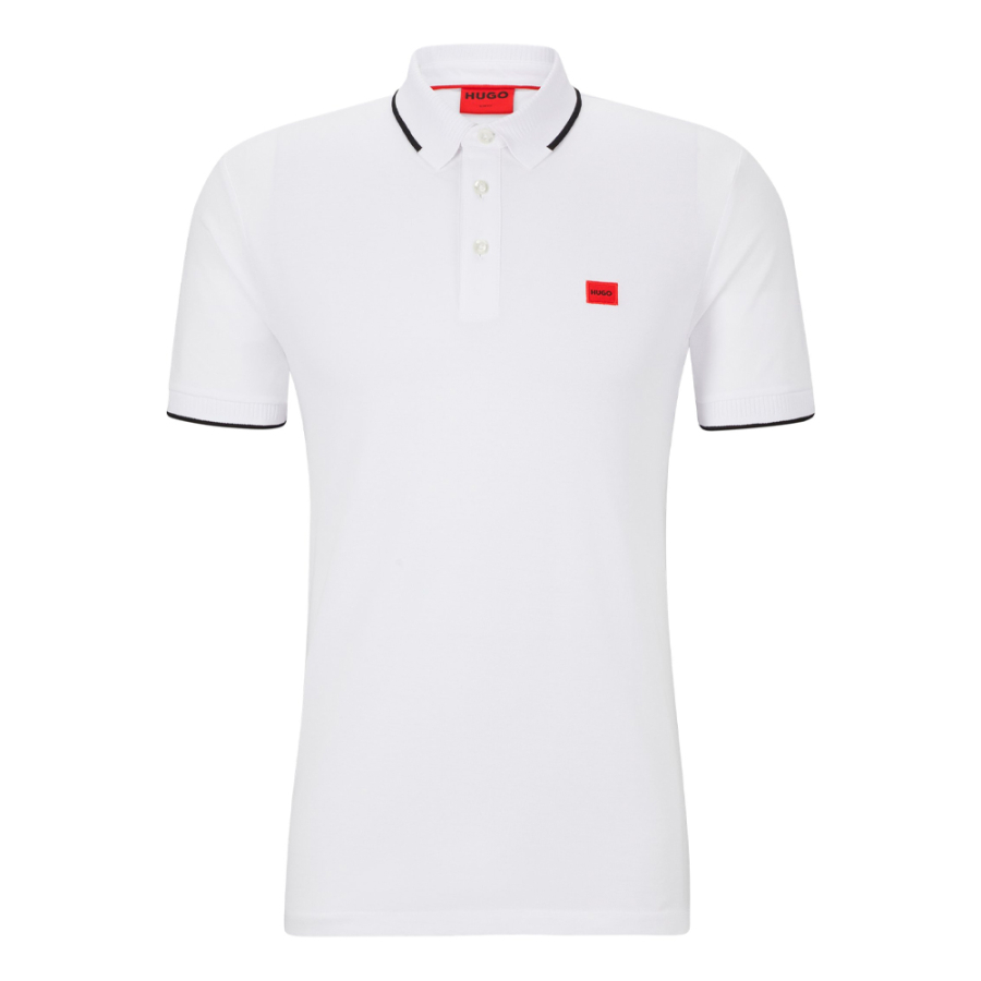 polo-slim-fit-con-etiqueta-con-logo-roja