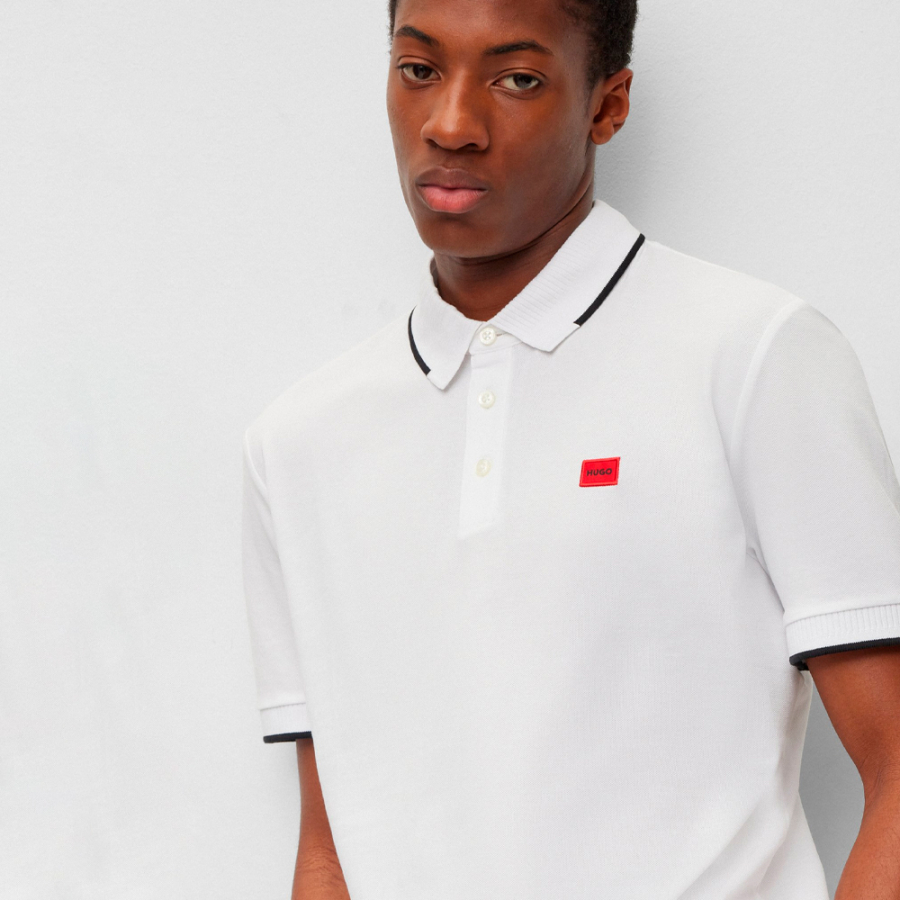 polo-slim-fit-con-etiqueta-con-logo-roja