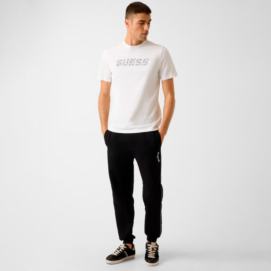 camiseta-con-logo-estampado