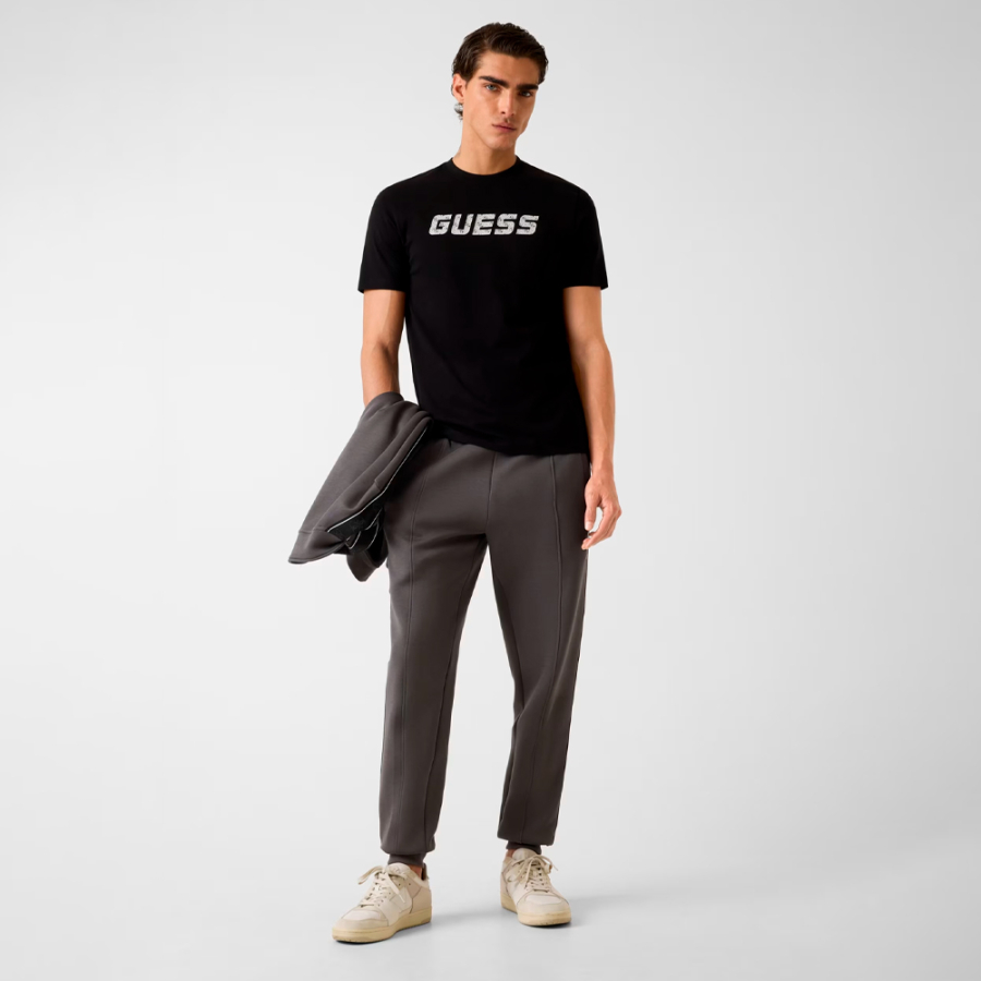 camiseta-com-logotipo-estampado