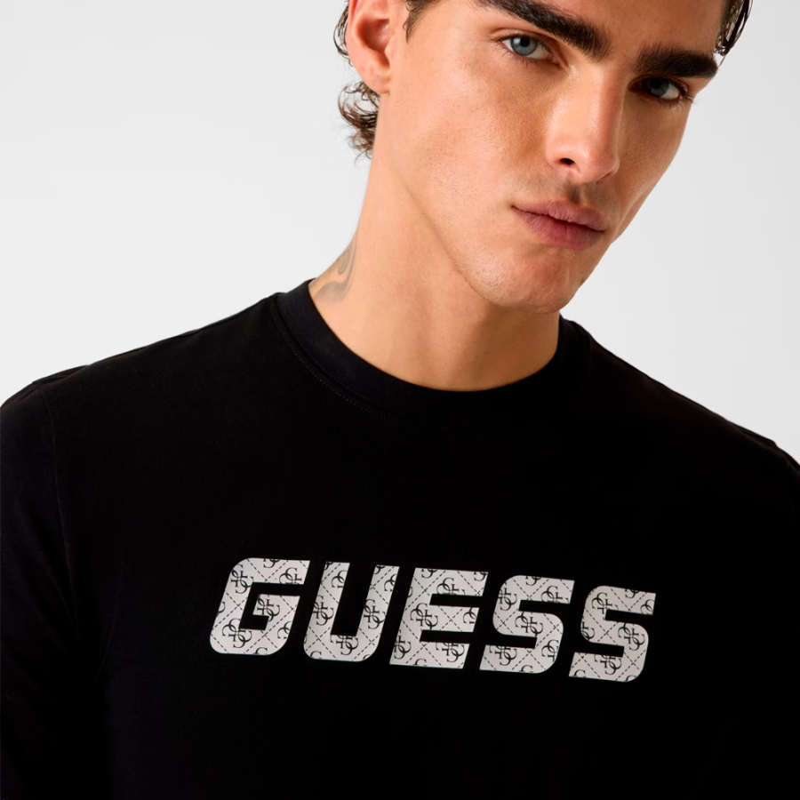 camiseta-com-logotipo-estampado