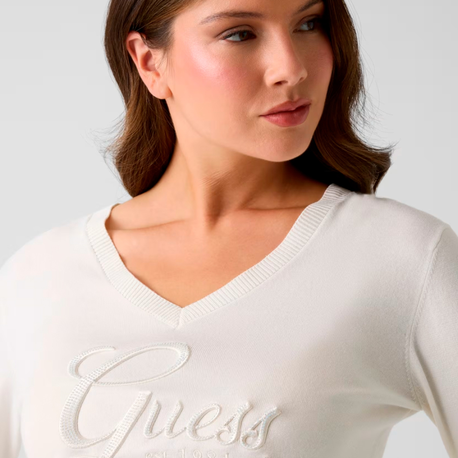 jersey-con-pedreria-en-forma-de-logo