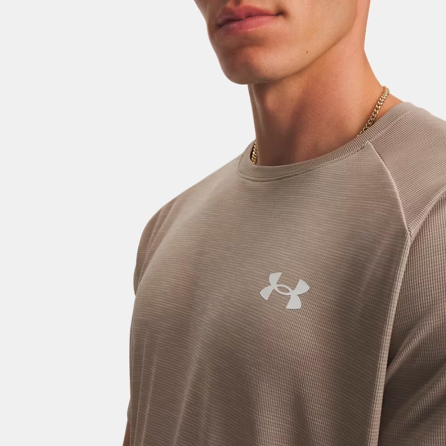 kurzarmeliges-t-shirt-mit-technischer-textur