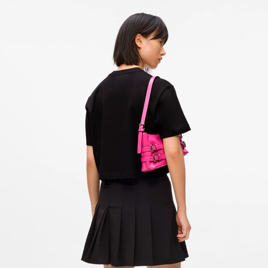 kurzarmeliges-t-shirt-mit-graffiti