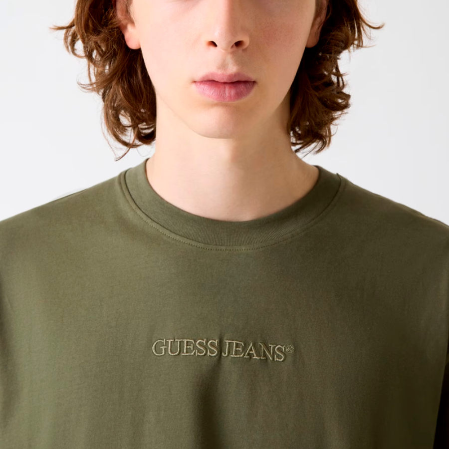 camiseta-com-logotipo-bordado