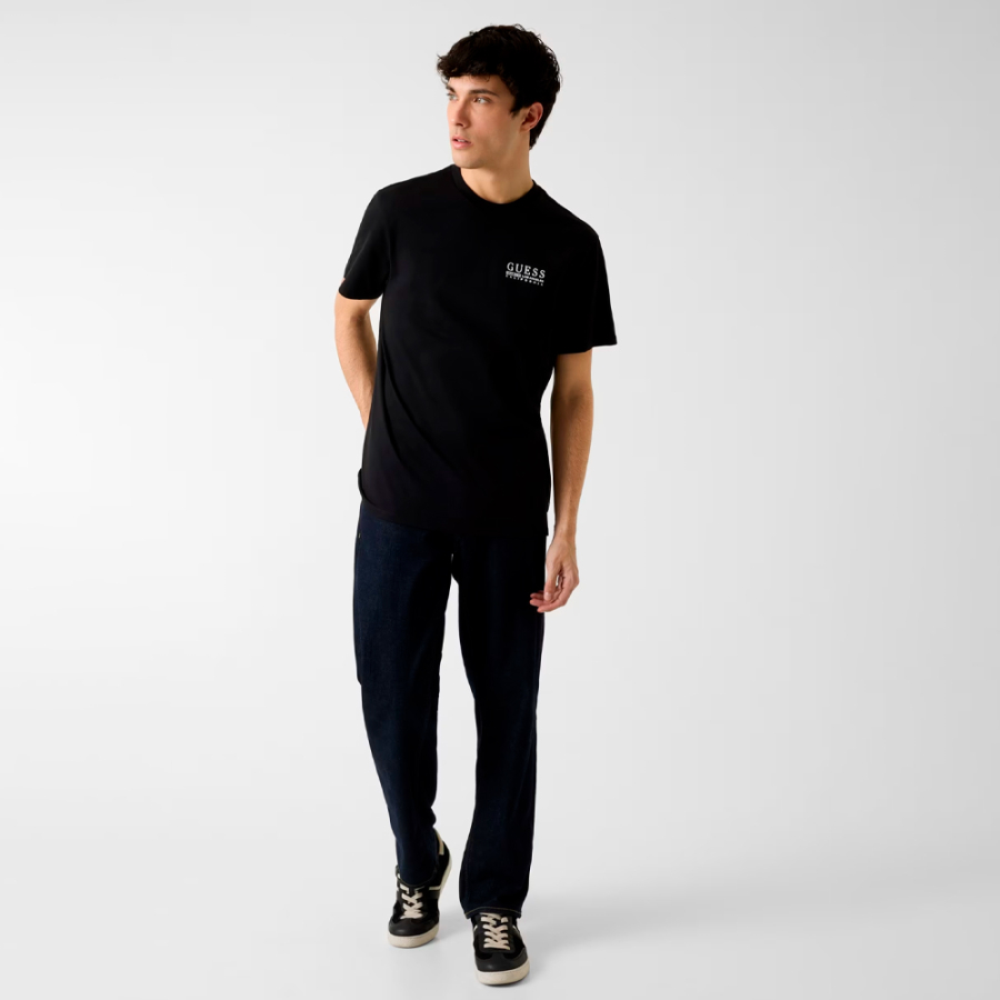 camiseta-com-logo-pequeno