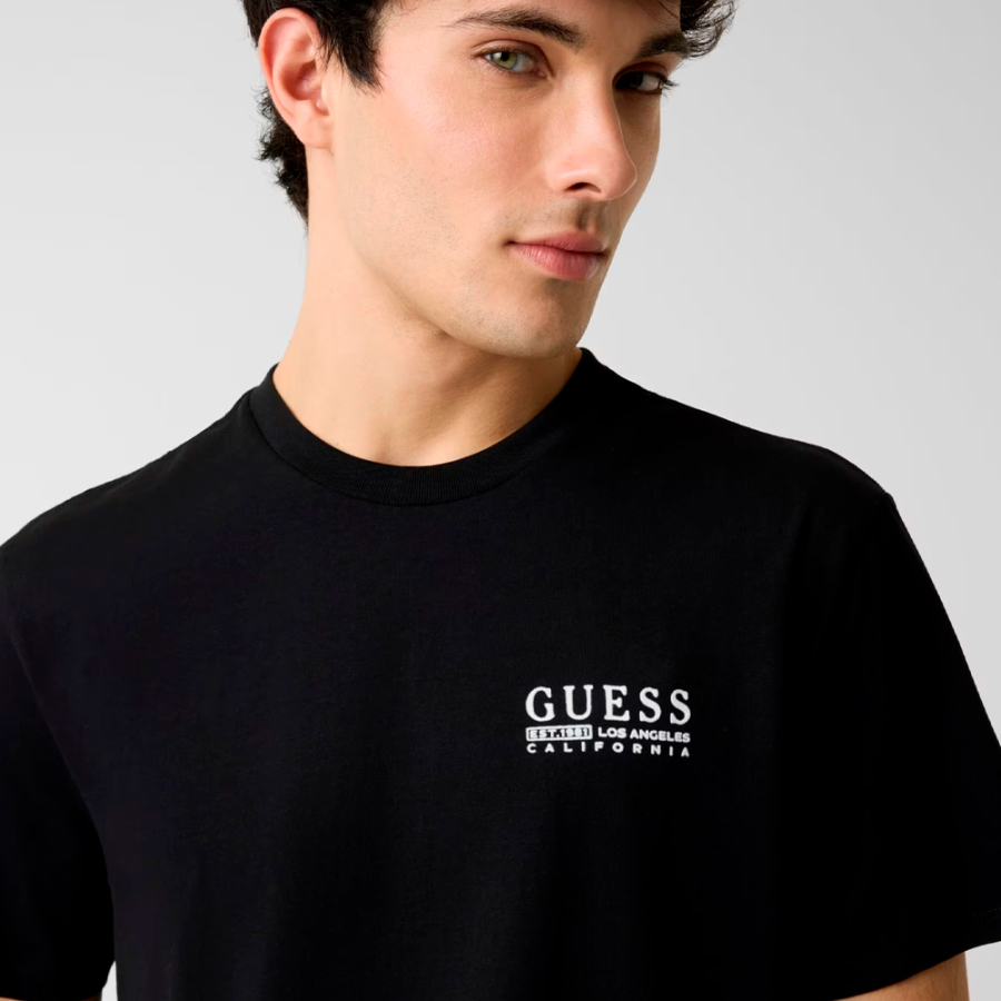 camiseta-com-logo-pequeno