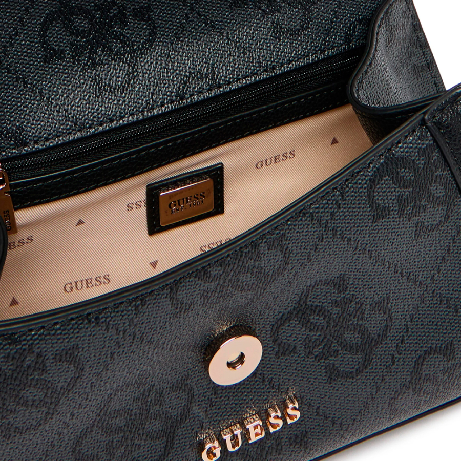 bolsa-de-ombro-com-aba-e-logotipo-karnilla