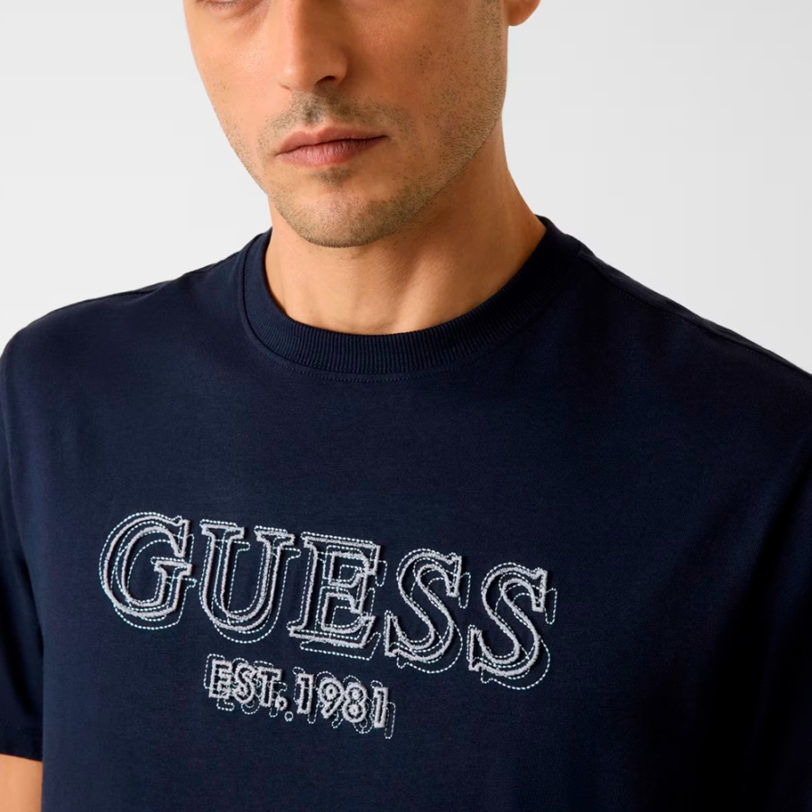 camiseta-com-logotipo-bordado