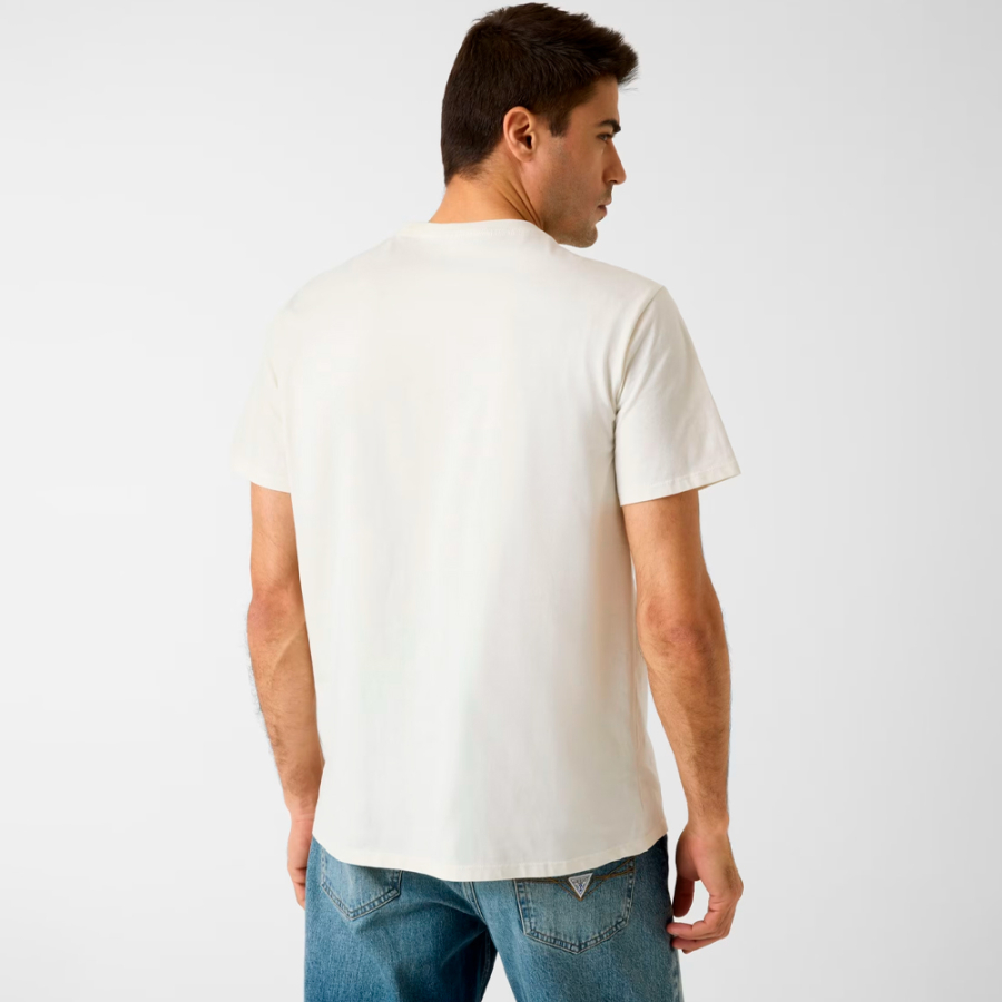 camiseta-com-logo-pequeno