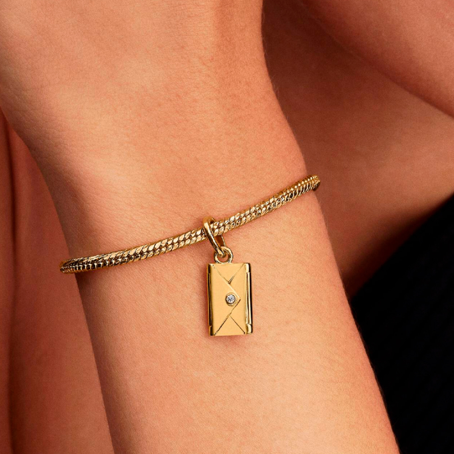 ciondolo-a-forma-di-busta-incisa-che-si-apre