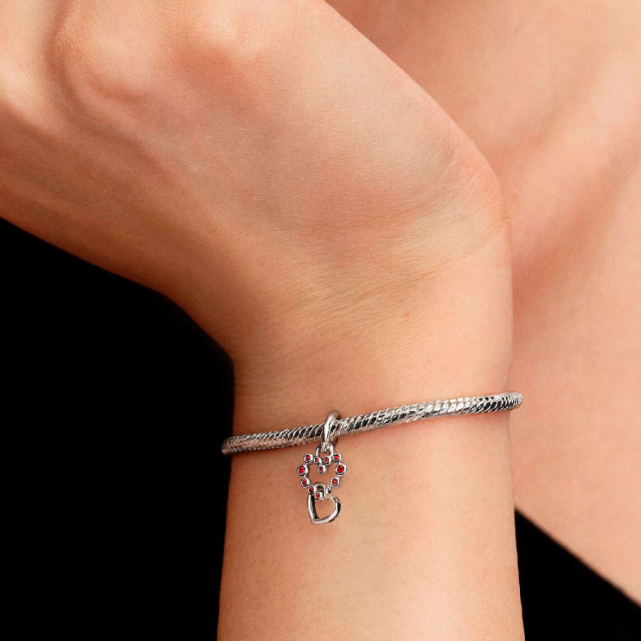 charm-anhanger-mit-verbundenen-herzen-und-roten-edelsteinen
