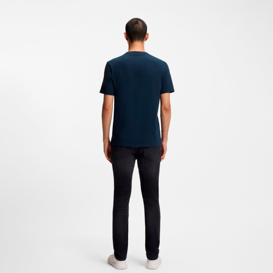 camiseta-con-logo-estampado