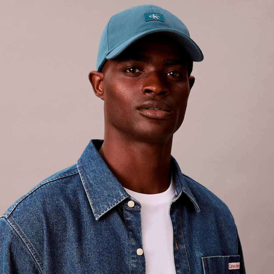 cappellino-con-toppa-monogramma-intrecciata