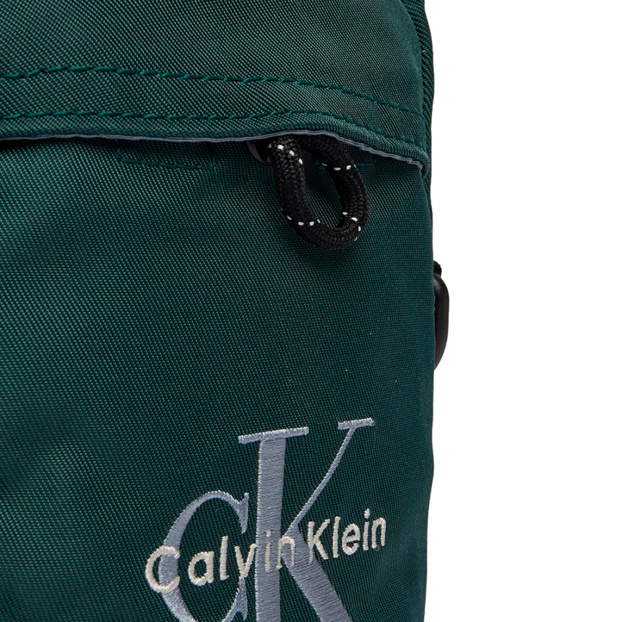 bolsa-transversal-slim-em-nylon-com-logo-em-negrito