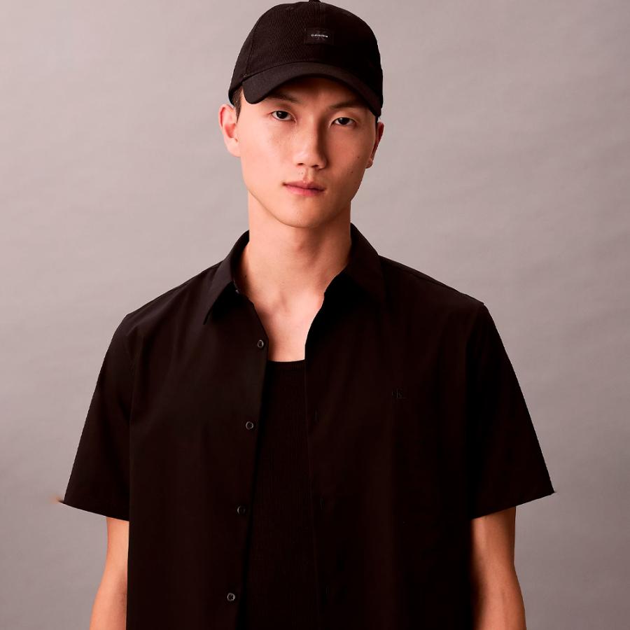 casquette-avec-ecusson-monogramme-tisse