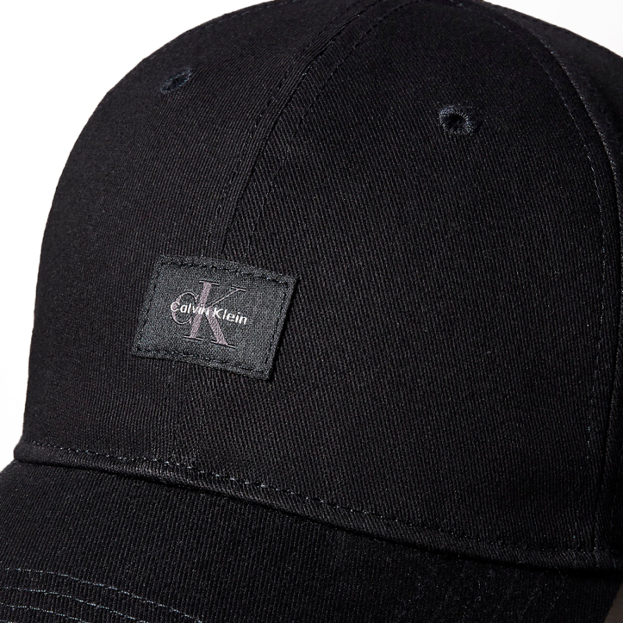 casquette-avec-ecusson-monogramme-tisse