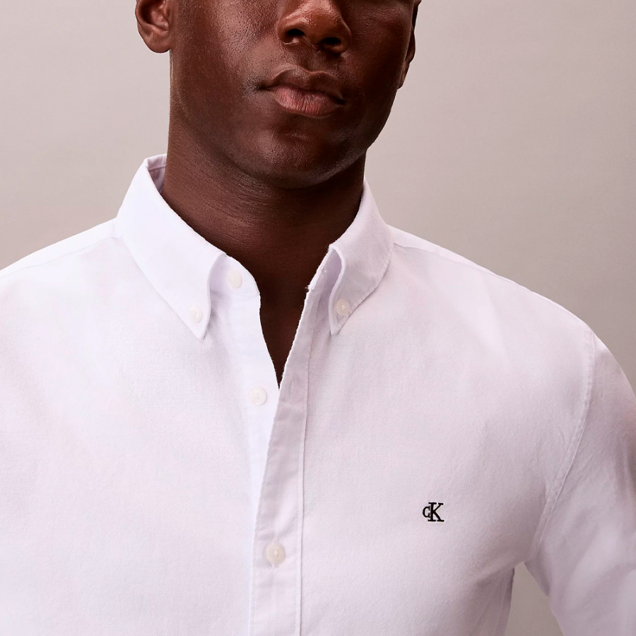 camisa-oxford-classica-de-cor-lisa-com-botoes