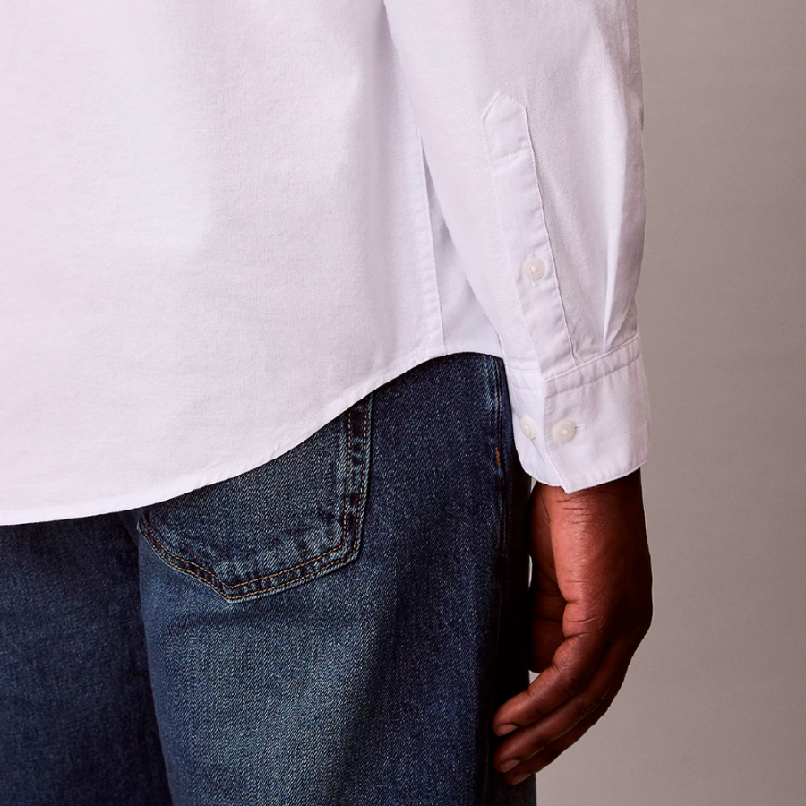 camisa-oxford-classica-de-cor-lisa-com-botoes