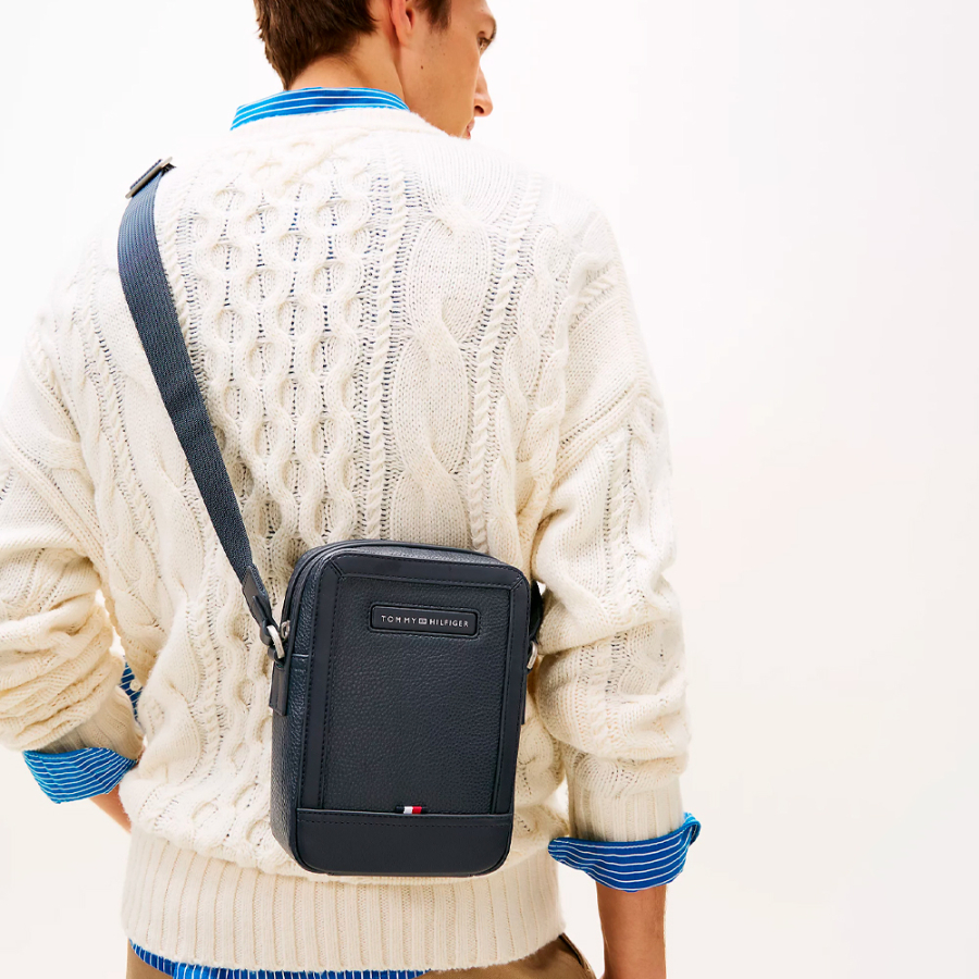 reporter-shoulder-bag-with-logo