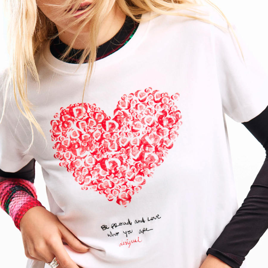 kurzarmeliges-t-shirt-mit-herz