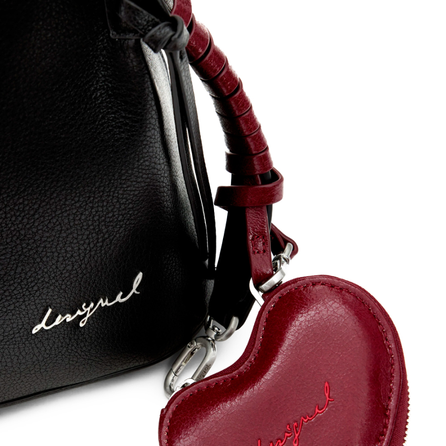 mochila-mediana-charm-corazon