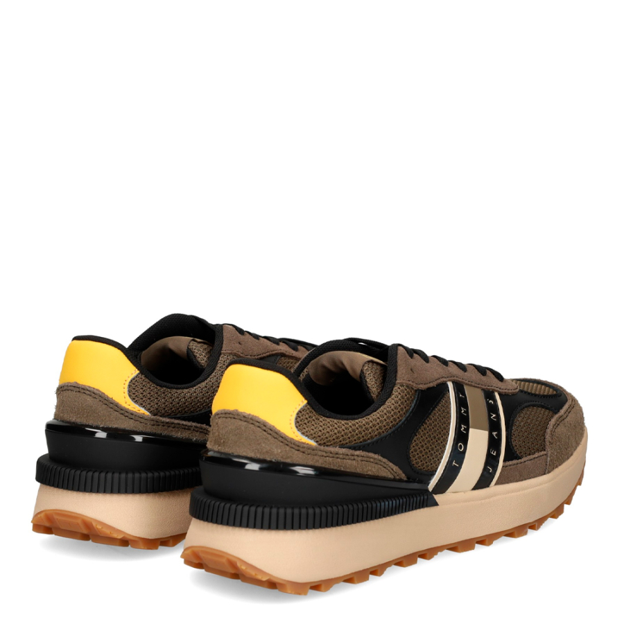 wildleder-sneaker-mit-gezackter-sohle