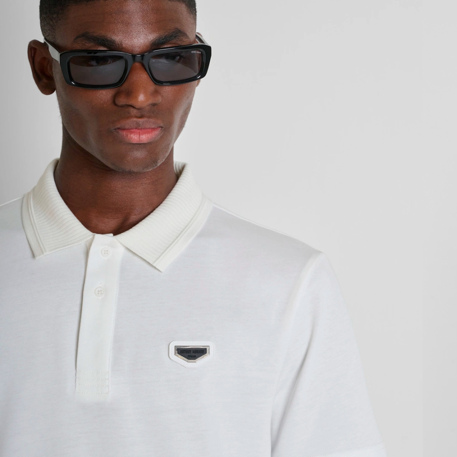 poloshirt-mit-normaler-passform-und-logoplakette