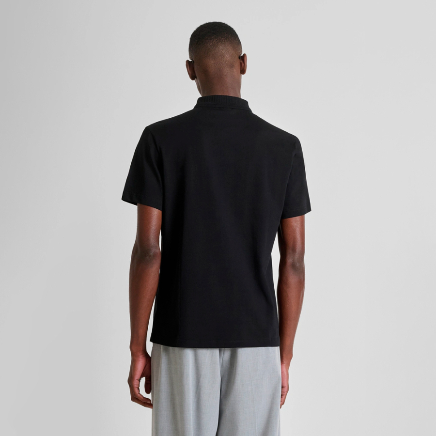 poloshirt-mit-normaler-passform-und-logoplakette