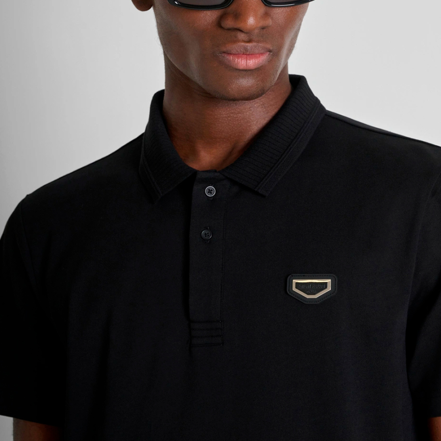 polo-coupe-classique-avec-plaque-logo