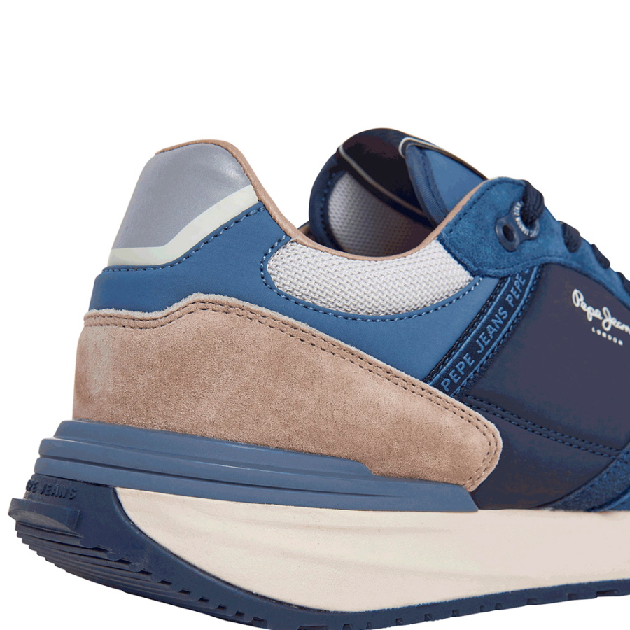 baskets-avec-details-en-daim