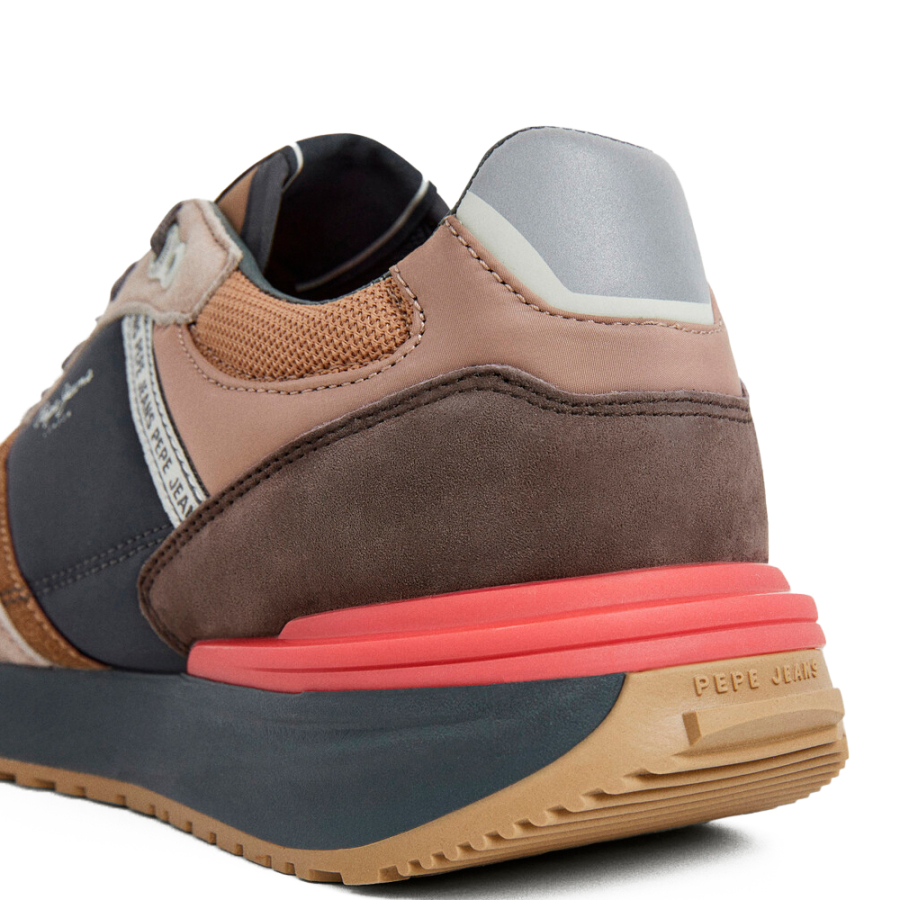 zapatillas-con-detalles-en-ante