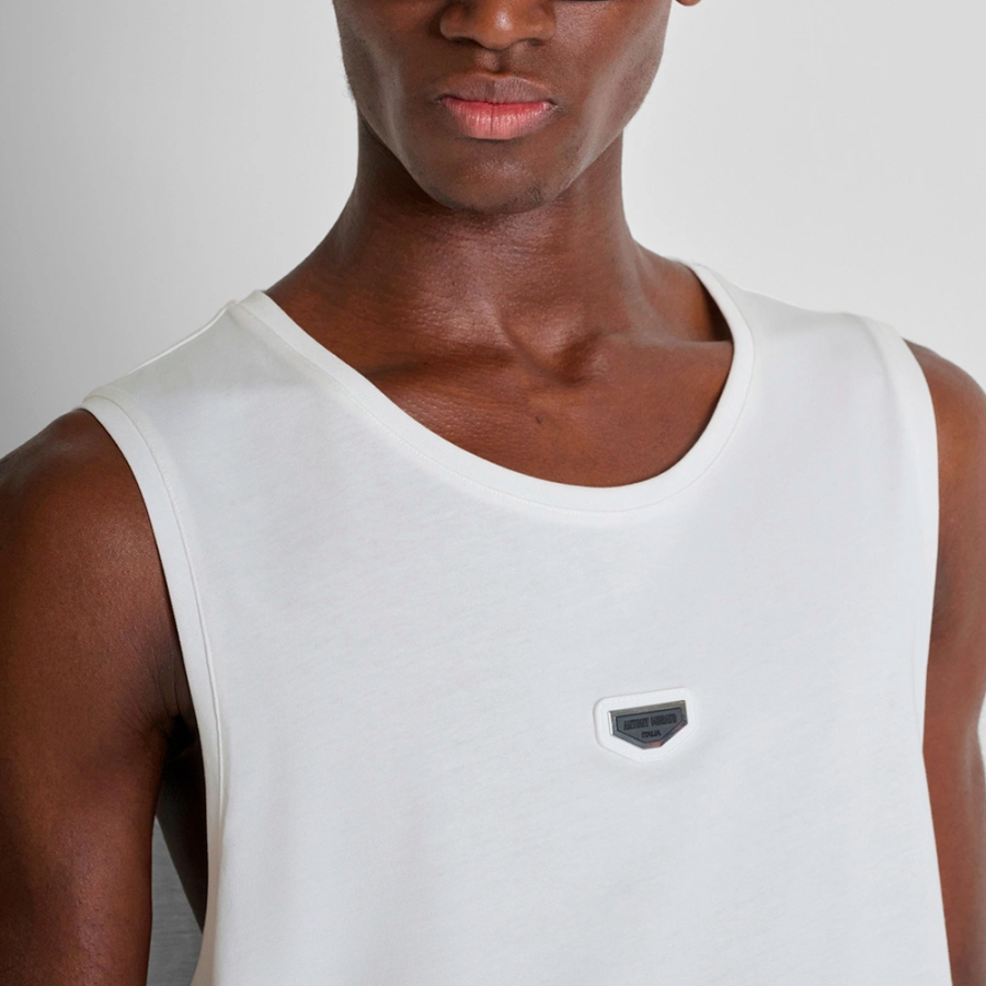 t-shirt-sans-manches-avec-plaque-logo