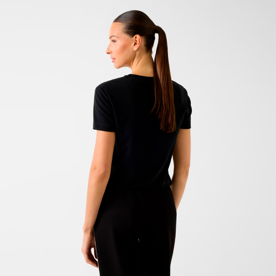 camiseta-com-logotipo-bordado