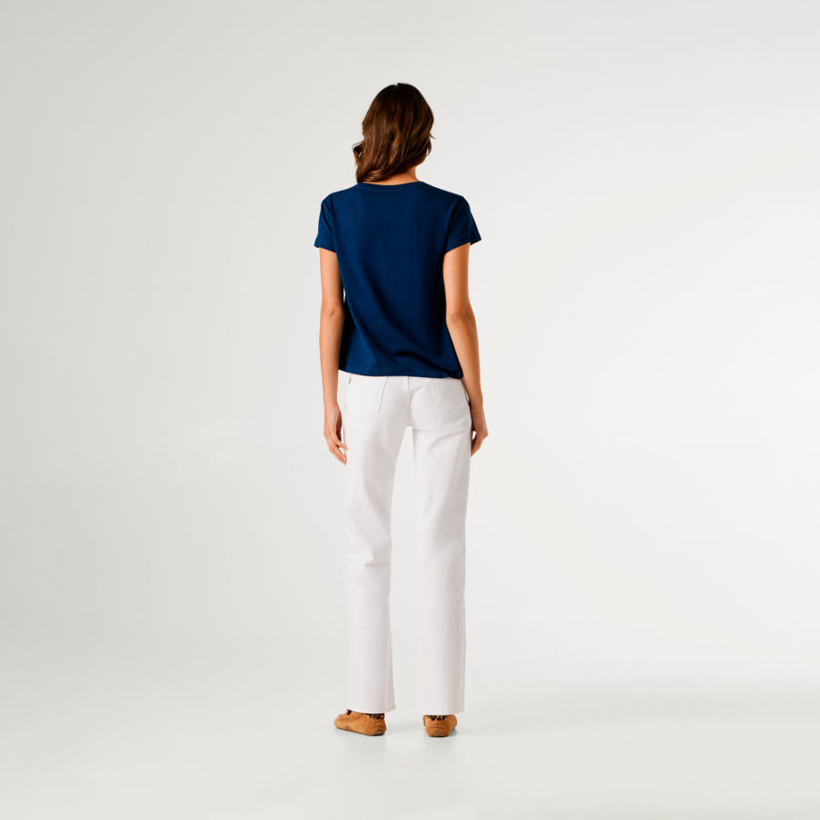 t-shirt-mit-bedrucktem-blumenlogo