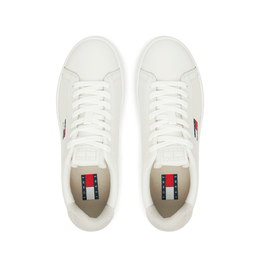 scarpe-da-tennis-in-pelle-d-archivio