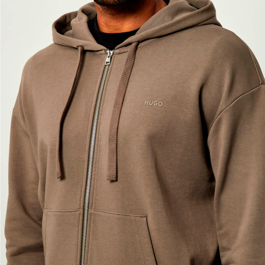 lassiger-hoodie-mit-logo-detail