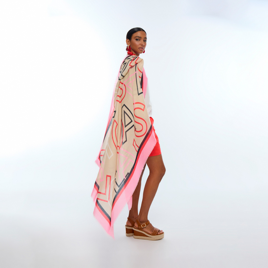 bedruckter-schal-mit-logoschriftzug